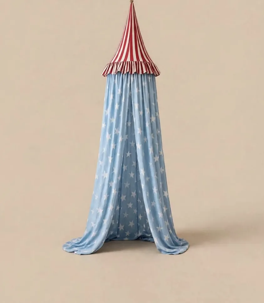 Canopy de tela azul con estrellas blancas y copa a rayas rojas, colgado del techo, sobre fondo beige.