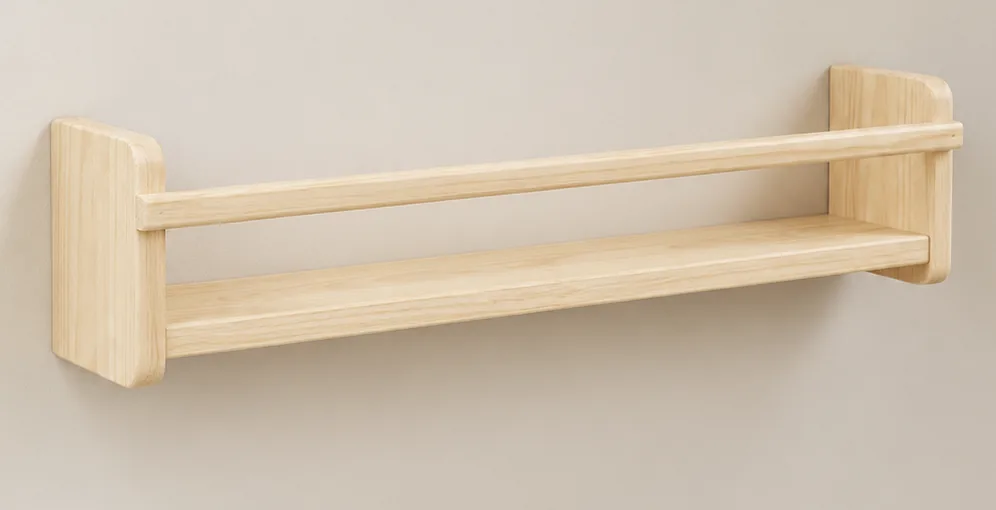Repisa multifuncional de madera clara colgada en la pared, con costados redondeados y una barra al frente.