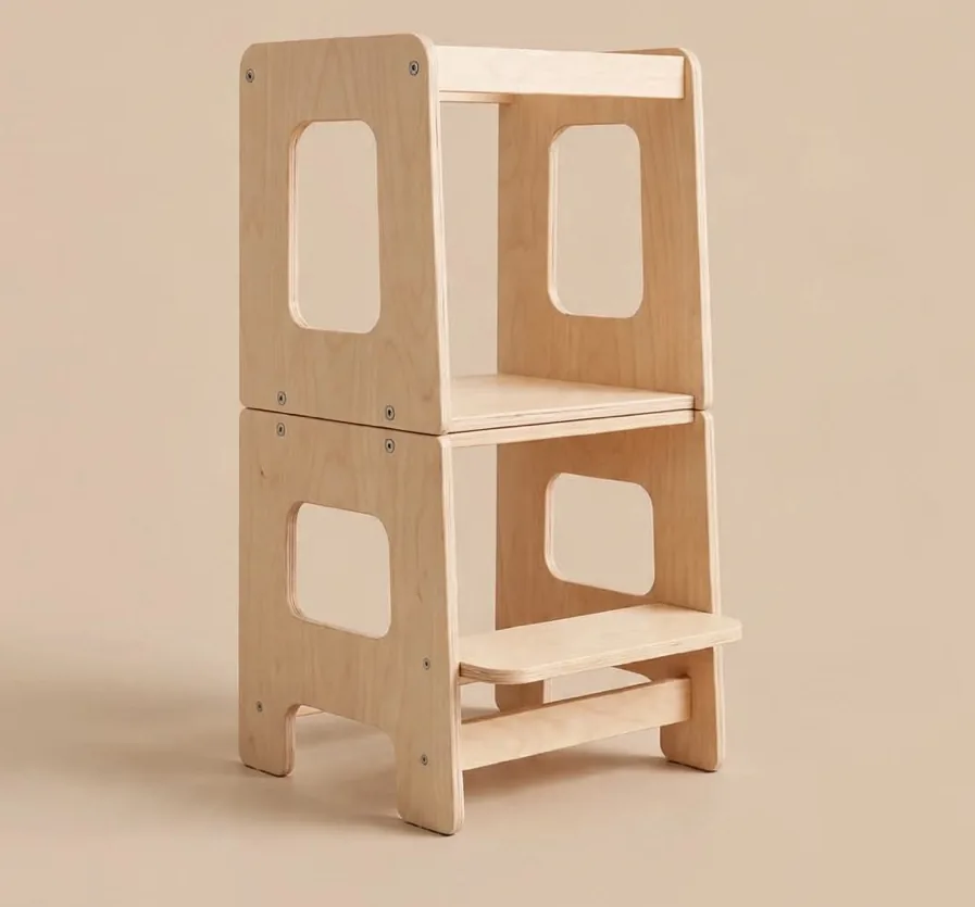 Torre de Aprendizaje modular en madera clara: dos módulos apilados con ventanas recortadas y un escalón al frente, sobre fondo beige.